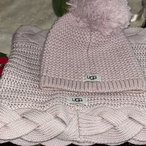 UGG infinity scarf & Pom Pom beanie lilac color Hats